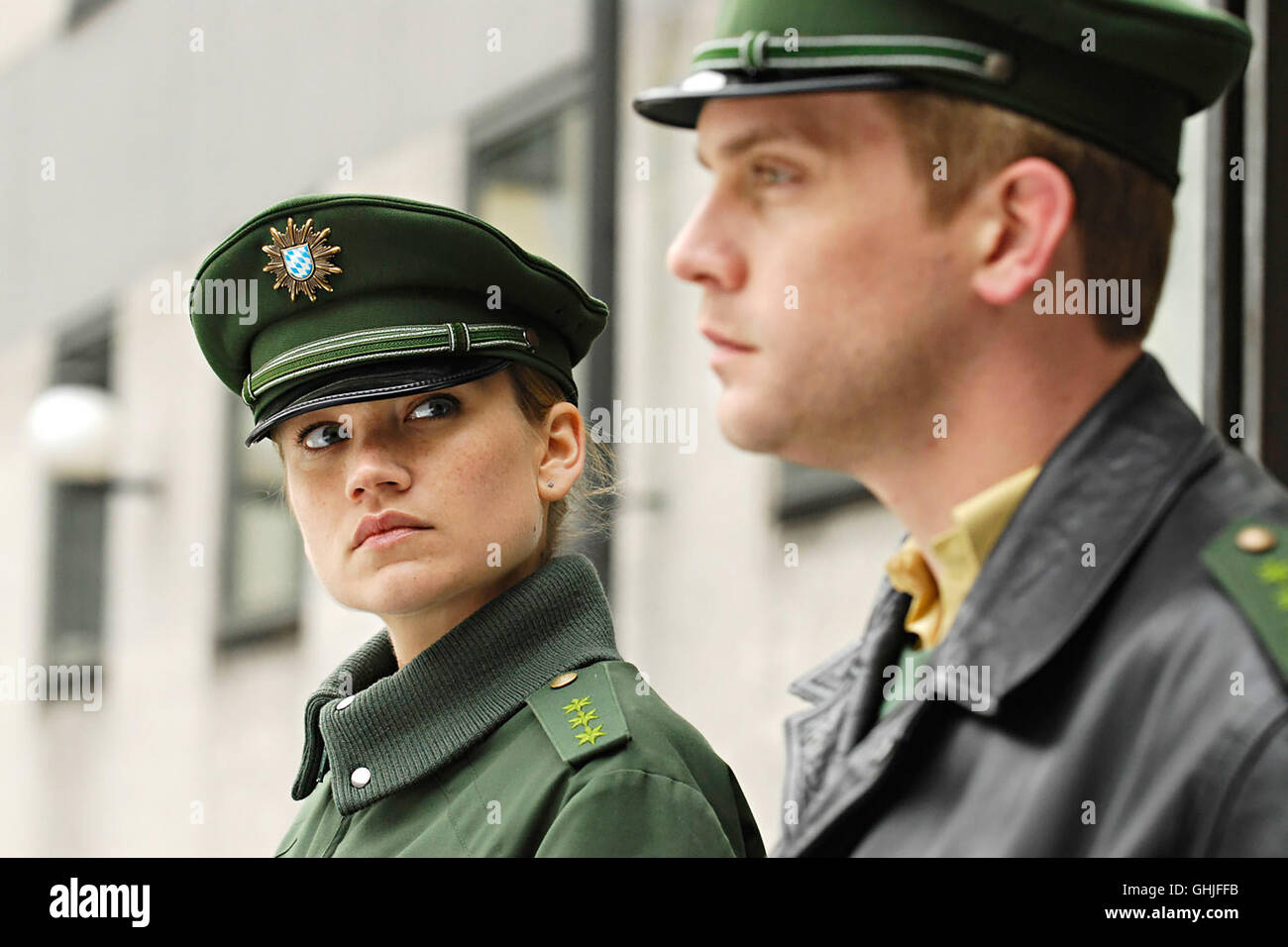 Stellungswechsel / Daphne (LISA MARIA POTTHOFF) Betrachtet Ihren Kollegen Gy (SEBASTIAN BEZZEL) Skeptisch Regie: Maggie Peren aka. Stellungswechsel Stockfoto