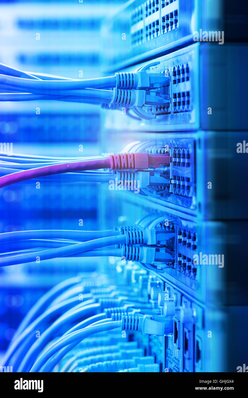 Glasfaser-Netzwerk-Switch mit einigen gelben optische Netzwerk-Kabel Stockfoto