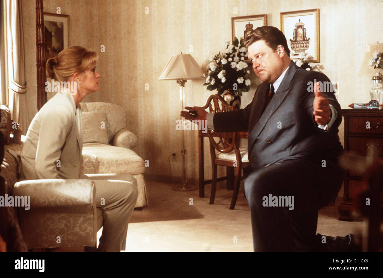 Der Millionär Harry Brock (JOHN GOODMAN) Engagiert Journalisten Paul Verrall, äh Höhle Seiner verströmt Billie Dawn (MELANIE GRIFFITH) Im Schnellverfahren Wenigstens Das Allernötigste Allgemeinwissen Einzutrichtern, Denn Sie Blamiert Ihn Ständig in der Öffentlichkeit. Doch Billie Verliebt Sich in Paul Und Kommt Dahinter, Daß Harry Sie Für Seine Geschäfte Schamlos Ausgenutzt Hat. Regie: Luis Mandoki aka. Gestern geboren Stockfoto