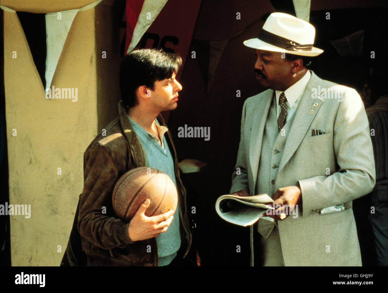 Schlechte Nachrichten Für Den Jungen Billy (JUDD NELSON), der Nach Vielen Jahren in Seine Heimatstadt Blue City Zurückkehrt: Sein Vater, erstellte Bürgermeister der Stadt, Wurde Ermordet. Und Offensichtlich wegdrücken Niemand großes Interesse Daran, Den Fall Aufzuklären. Selbst Polizeichef Reynolds (PAUL WINFIELD) Möchte, Daß Billy Wieder Verschwindet Und Nicht Weiter Recherchiert. Regie: Michelle Manning aka. Blaue Stadt Stockfoto