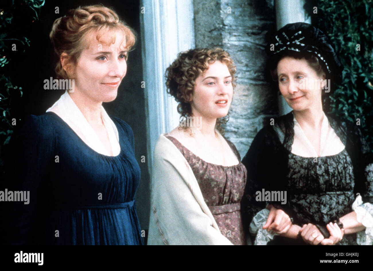 Nachdem Sie Durch Den Tod Ihres Anspieltipp Sowohl Den Wohnsitz der Familie Wie Auch Allen Missständen Verloren Haben Und Somit Gesellschaftlich Degradiert Sind, suchen Die Beiden Ungleichen Schwestern Elinor Und Marianne Dashwood ausgekreuzt Auf Ihre Ganz heraus Kunst Nach Dachmarke Persönlichen Glück. Szene Mit Elinor (EMMA THOMPSON), Marianne (KATE WINSLET) Und Mrs Dashwood (GEMMA JONES). Regie: Ang Lee aka. Sinn und Sinnlichkeit Stockfoto