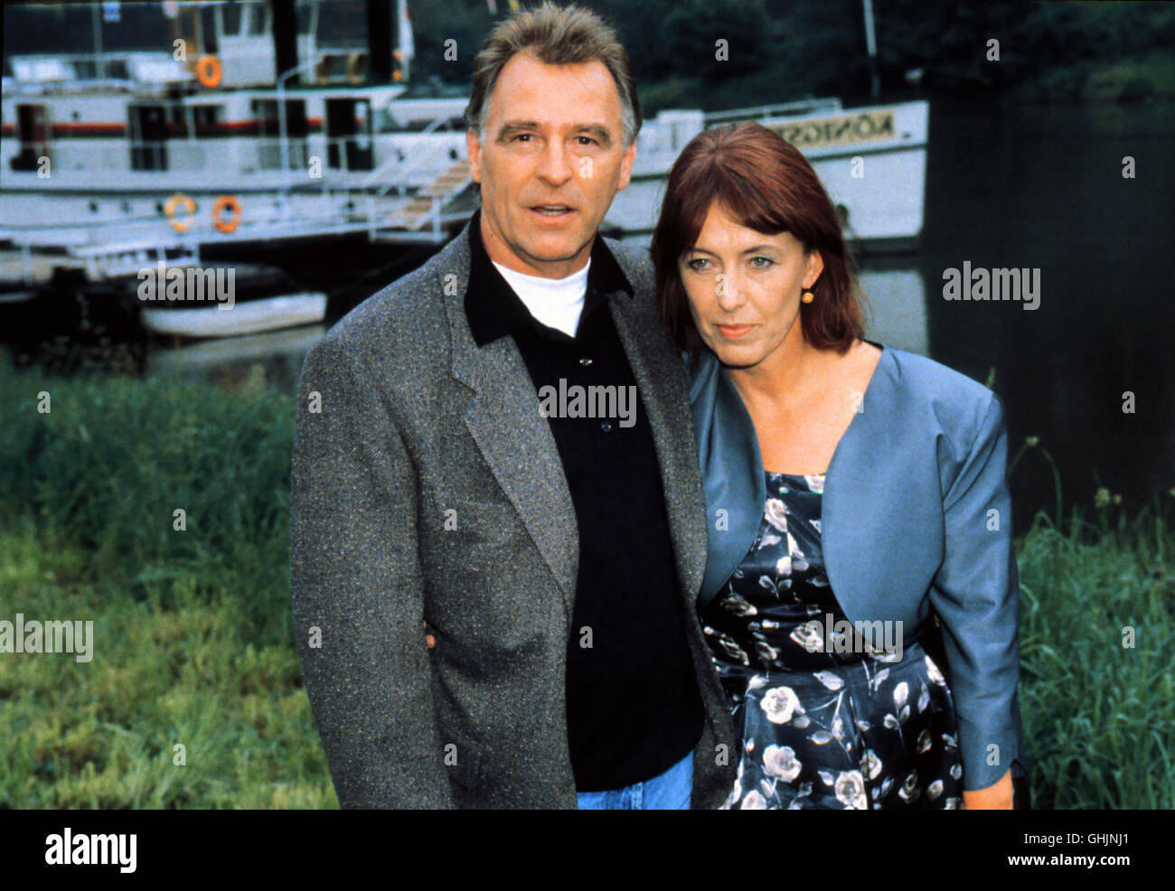 Alfred «s (ANDREAS SCHMIDTSCHALLER) Uneheliche Tochter Janine Steht