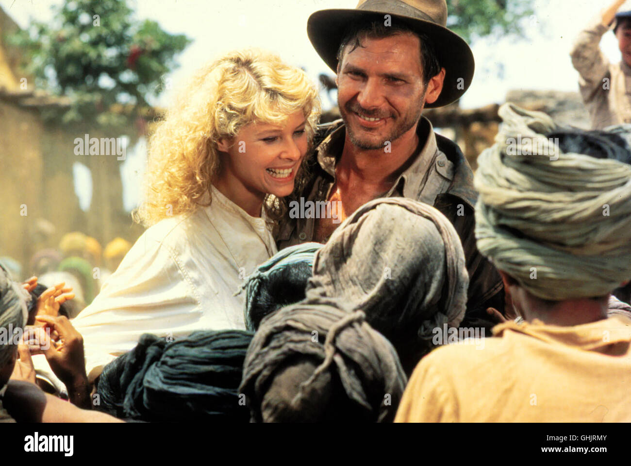 In Einem Indischen Dorf Werden der Archäologieprofessor Indiana Jones (HARRISON FORD), der Mit der Nachtclubsängerin Willie (KATE CAPSHAW) Unterwegs ist, Gebeten, sterben Kinder-Entführungswelle Aufzuklären. Regie: Steven Spielberg aka. Indiana Jones und der Tempel des Todes Stockfoto