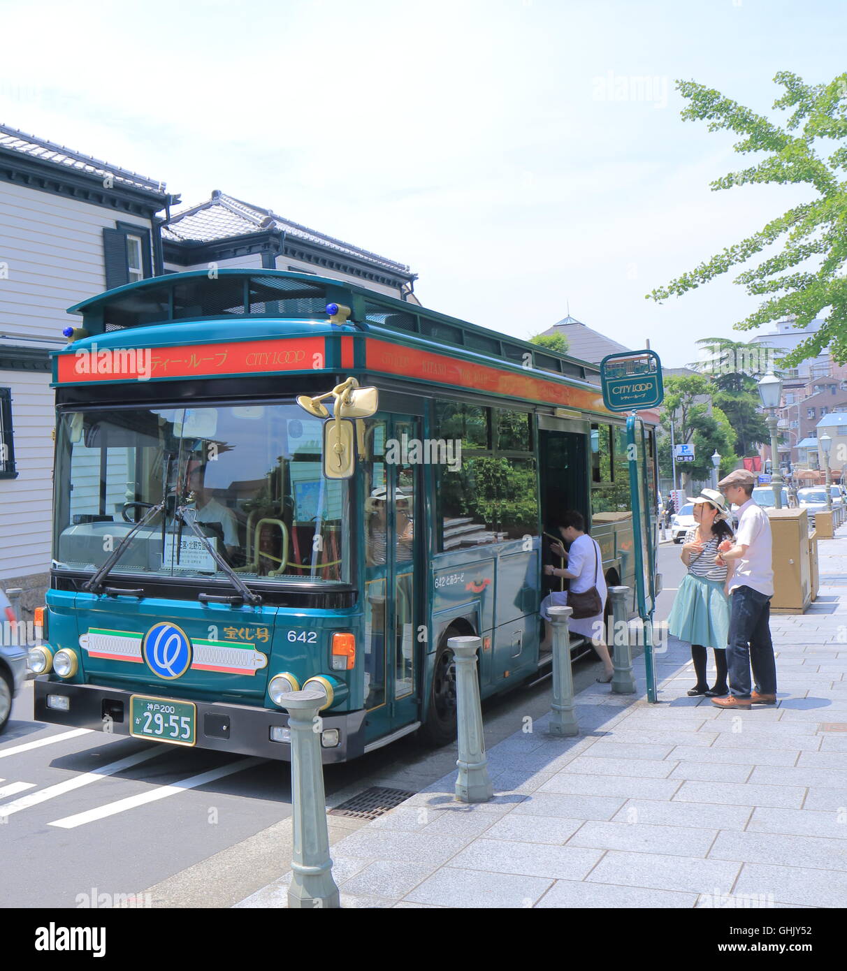 Kobe City Loop Touristenbus hält in Kitano Bezirk in Kobe, Japan. Stockfoto
