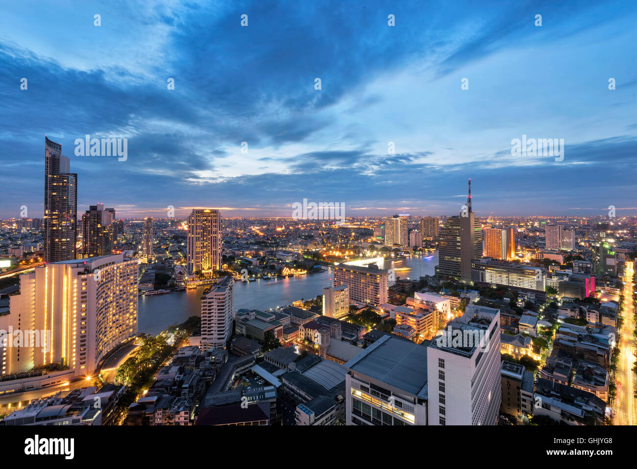Skyline von Bangkok und den Chao Phraya River in der Dämmerung Stockfoto
