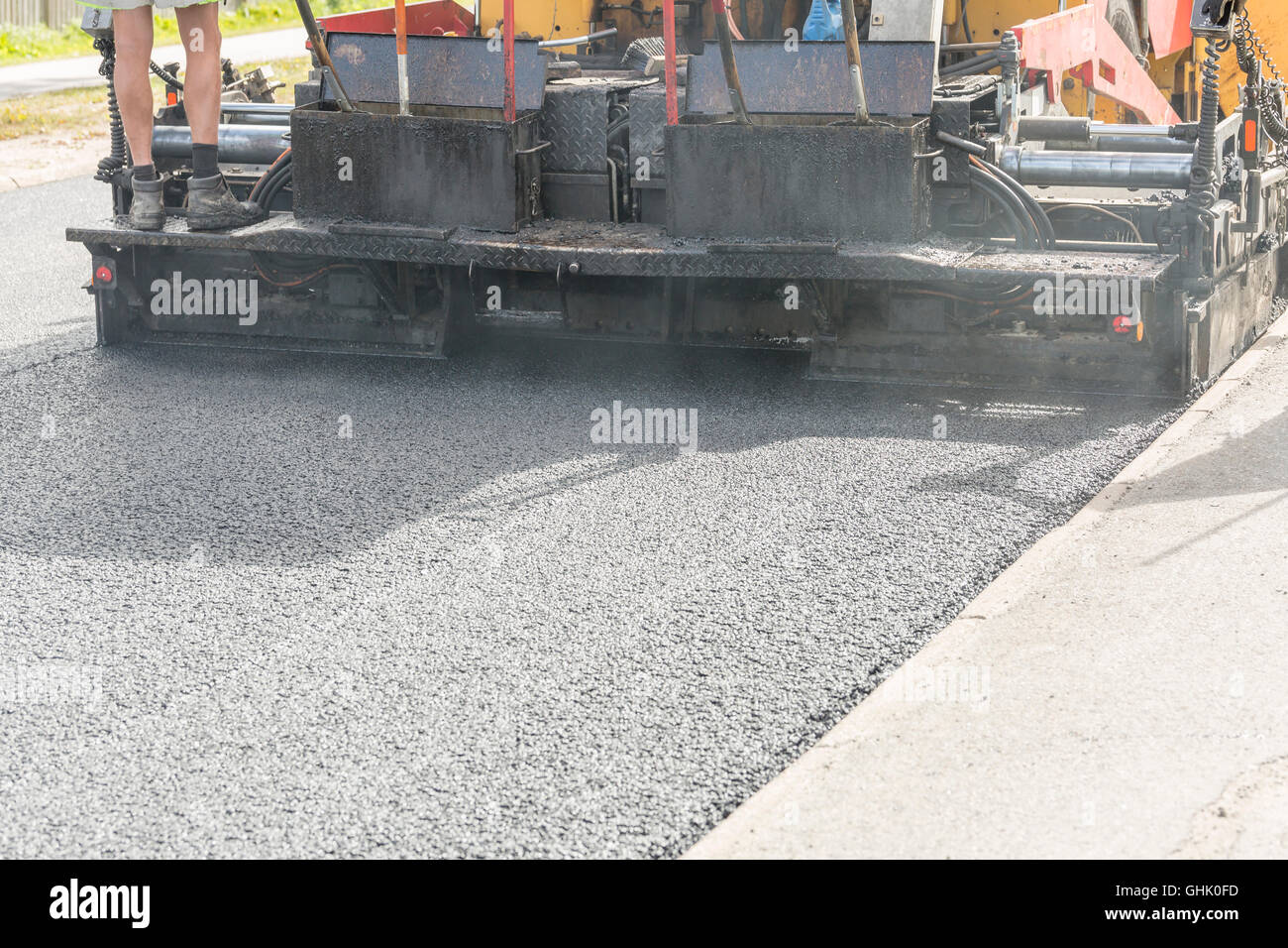 Asphalt Fertiger Verlegung auf Asphalt hautnah. Stockfoto