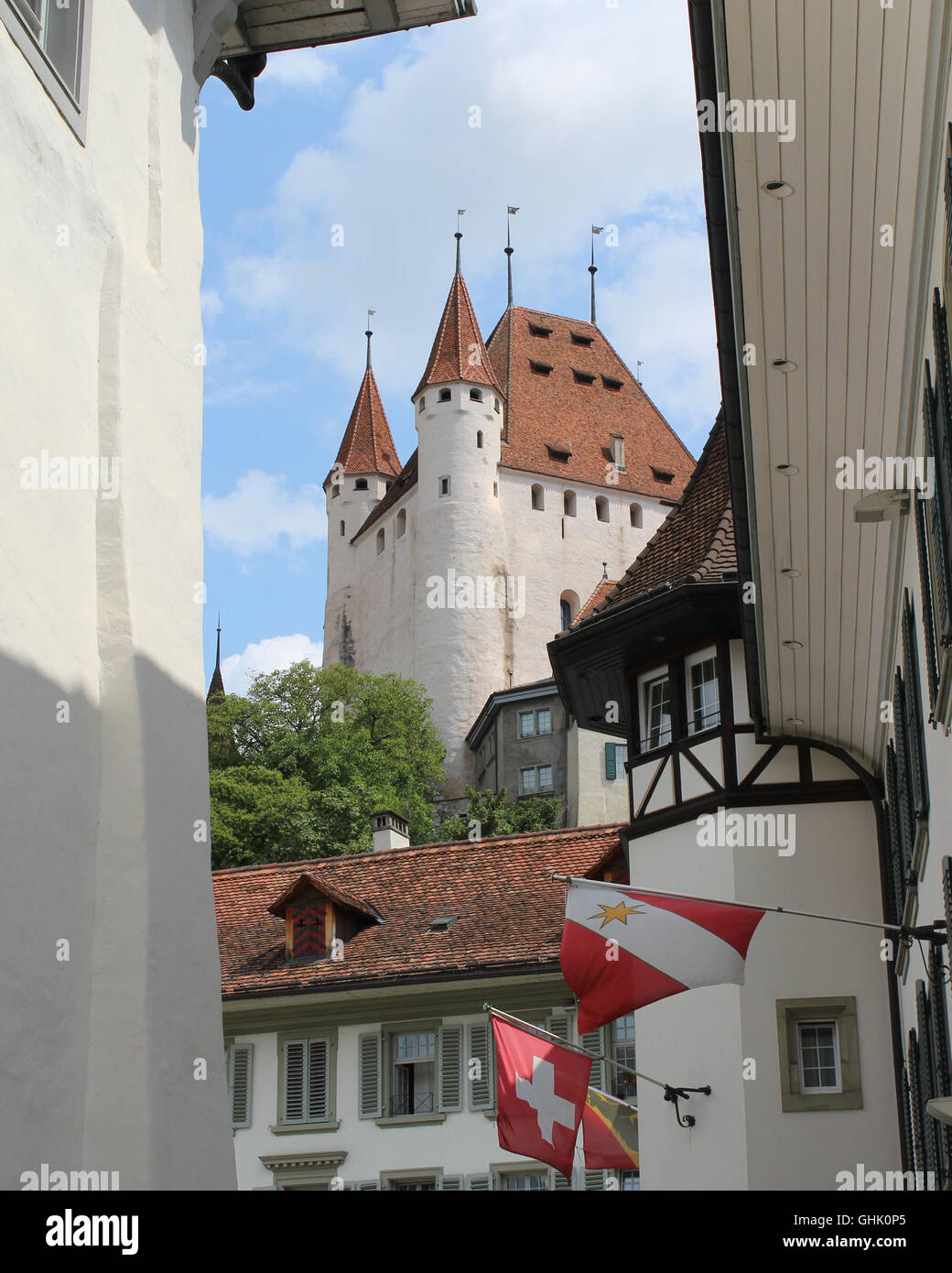 THUN, Schweiz, 27. Juli 2016: Schloss Thun (Burg) aus dem alten Teil der Stadt Thun gesehen. Stockfoto