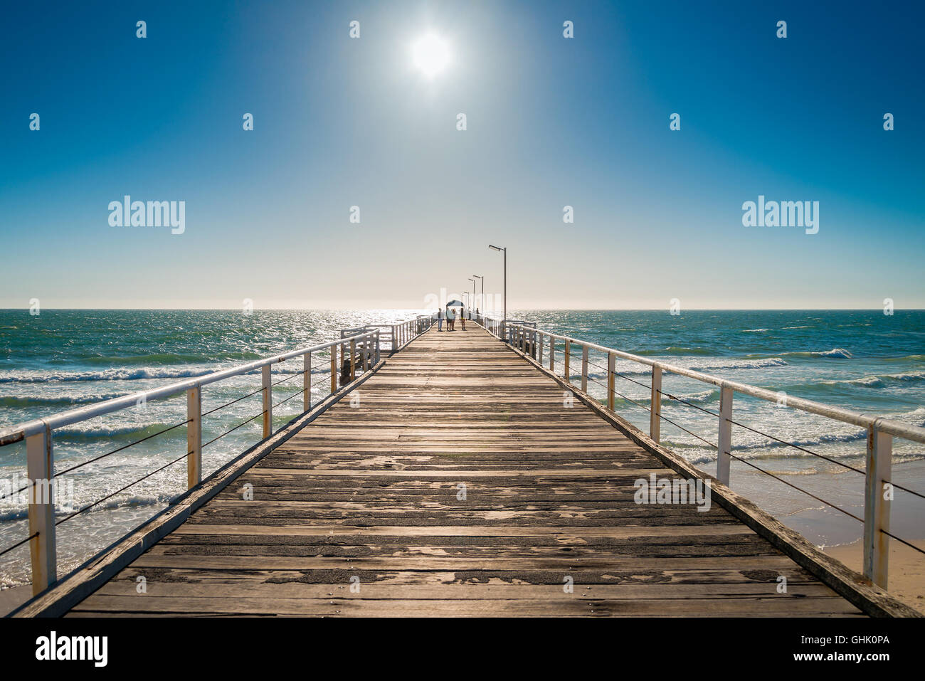 Adelaide, Australien - 7. Februar 2016: Unbekannte Leute zu Fuß entlang der Henley Beach Pier an einem warmen sonnigen Tag. Stockfoto