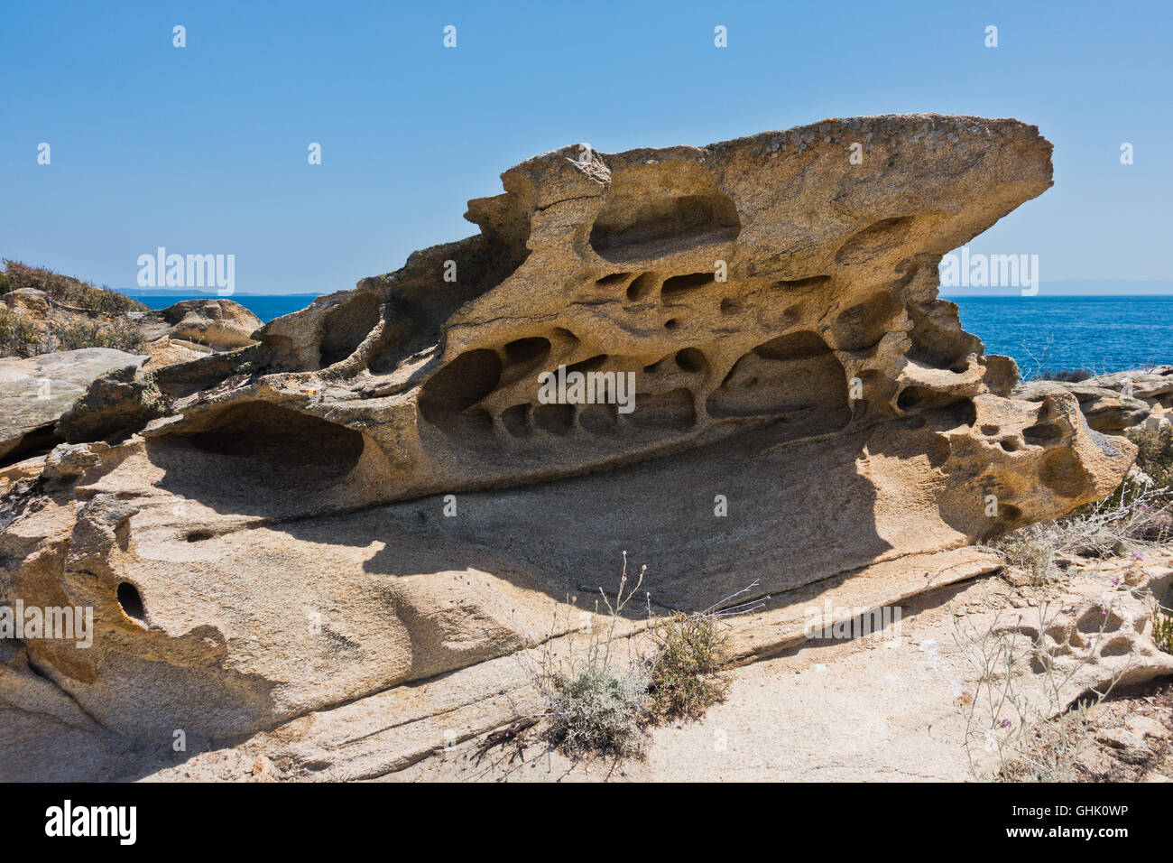 Malerischen Felsen an der Küste eine kleine, unbewohnte Insel in der Nähe von Küste von Sithonia Stockfoto