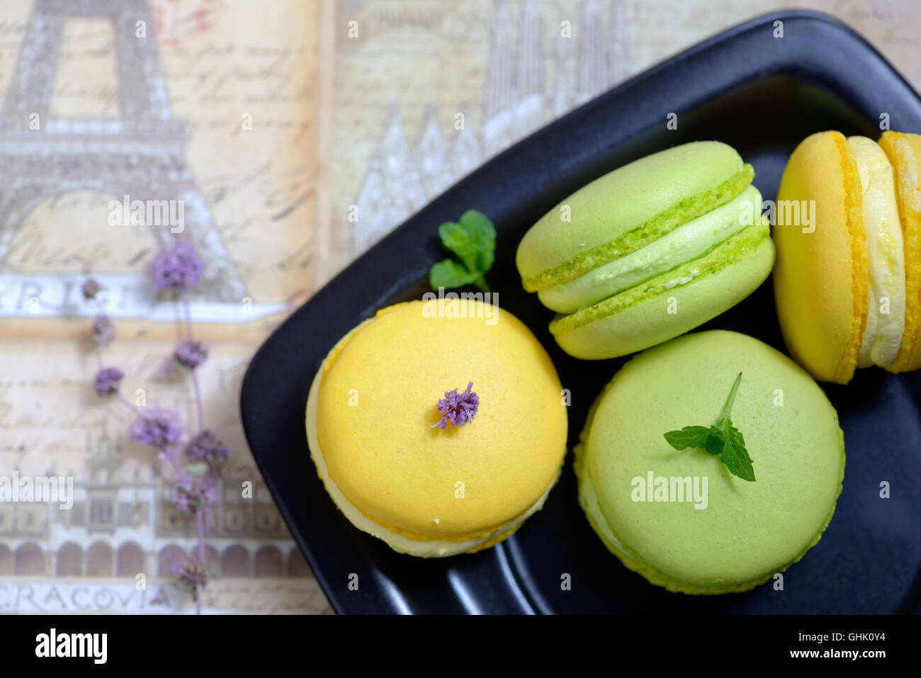 Zitrone und Minze Geschmack französische Macarons auf schwarzem Teller Stockfoto