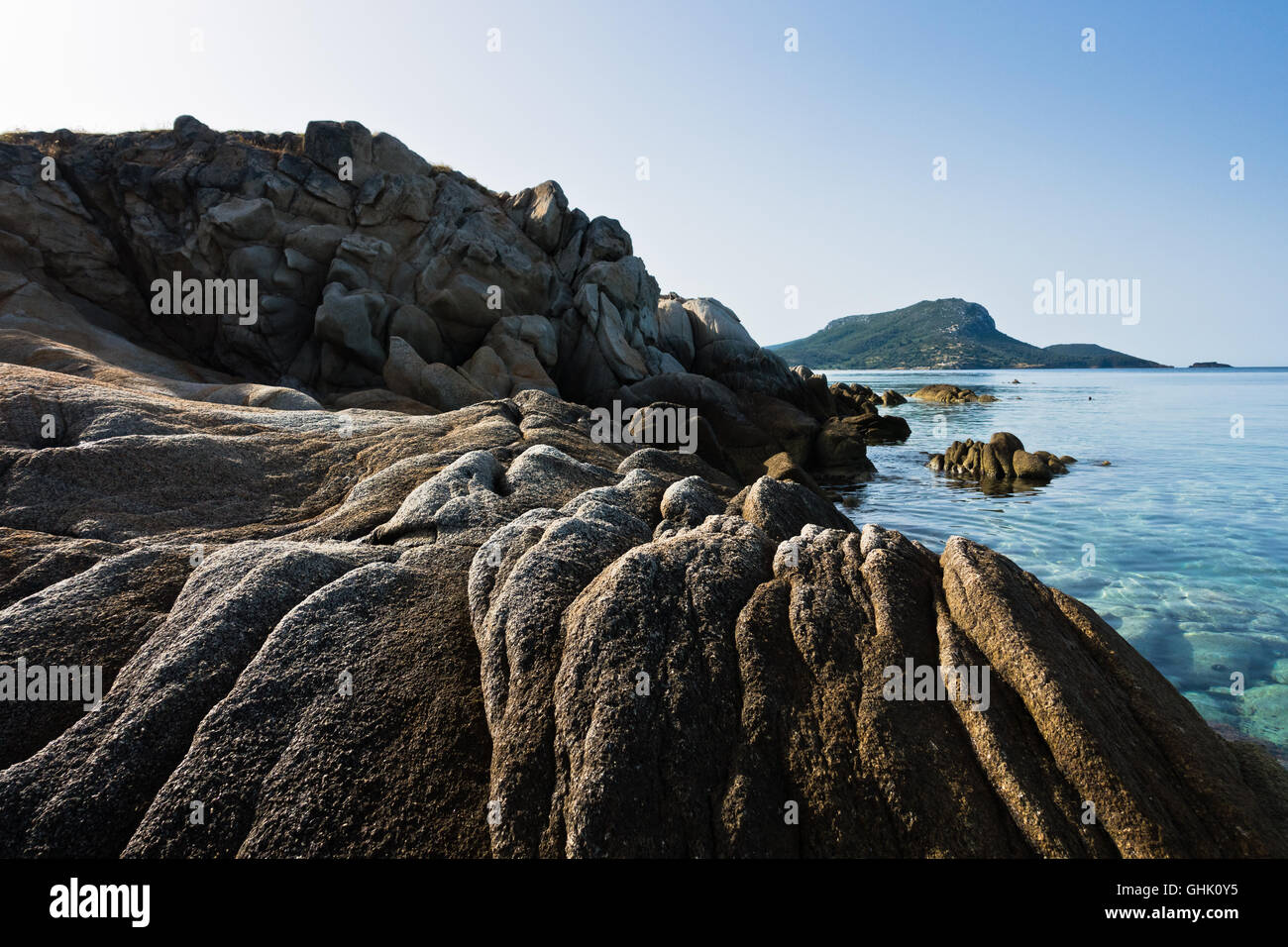 Meer-Felsen an einem Strand am Sommermorgen in Sithonia Stockfoto