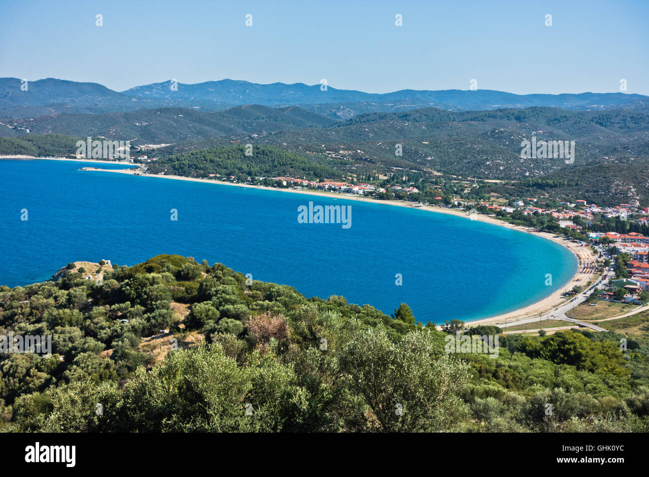 Luftaufnahme von einem Strand und Mittelmeer-Küste in Sithonia Stockfoto