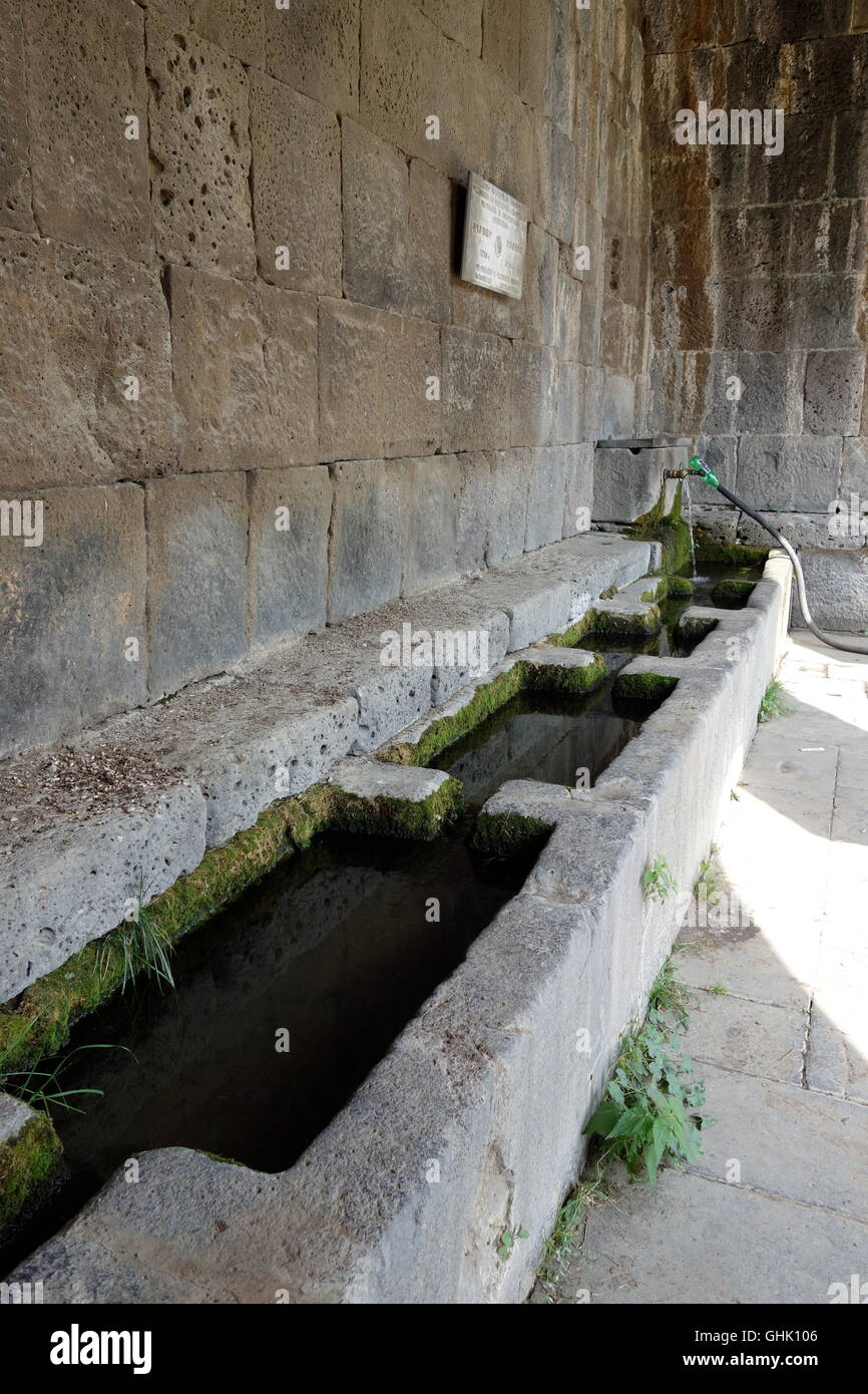 innerhalb Haghpat Kloster Frühling mit Wasser zum Waschen und oder Vieh steinerne Tröge und öffnen der Front gebaut 1258 13. Jahrhundert C13th Stockfoto