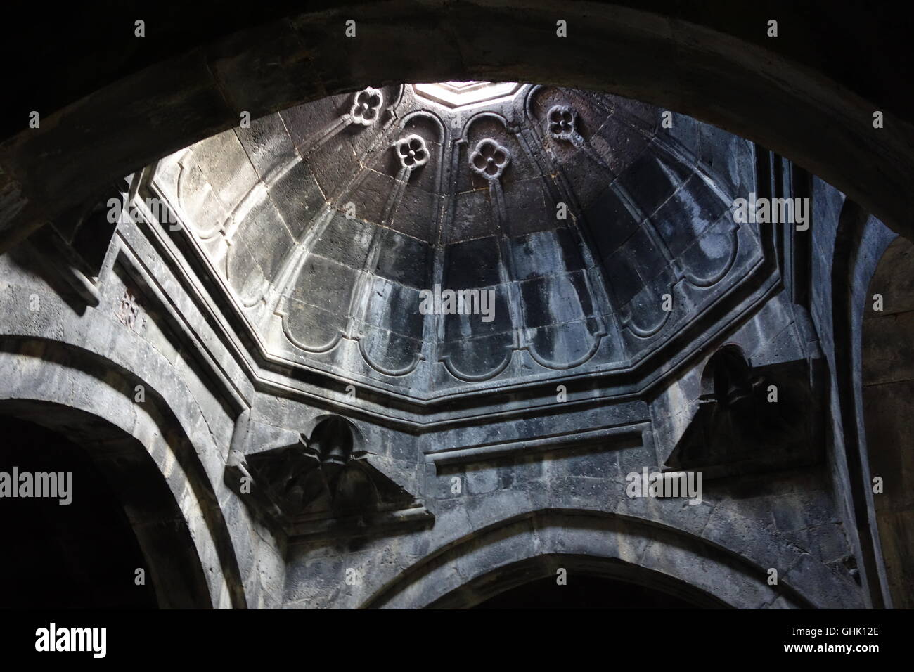 Haghpat Kloster N Armenien Top beleuchteten Kuppel in Kirche des Heiligen Kreuzes Basalt geometrische symmetrische Ornament einfache Motive Muster Stockfoto