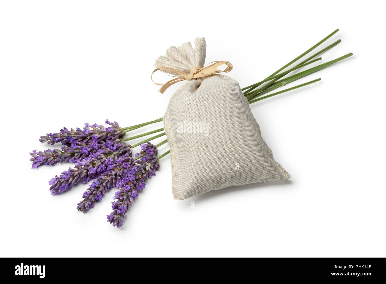 Leinen-Säckchen mit getrockneten Lavendelblüten und frischem Lavendel auf weißem Hintergrund Stockfoto