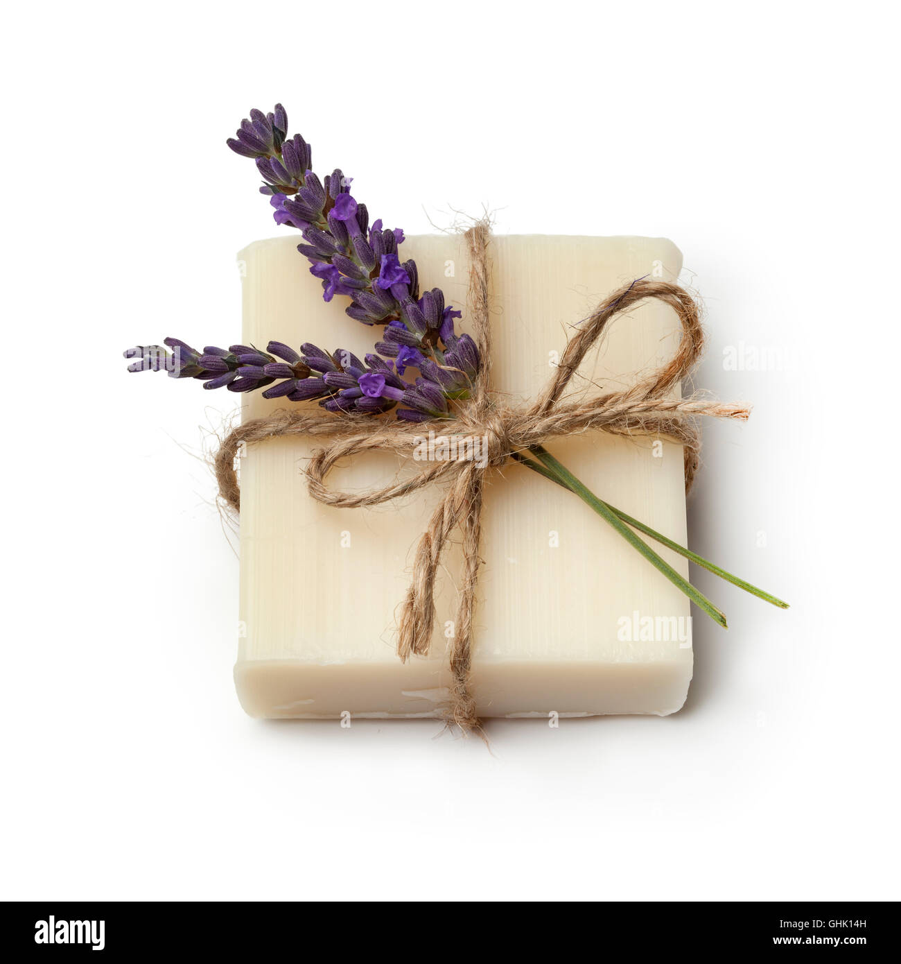 Stück Seife Lavendel und frischem Lavendel auf weißem Hintergrund Stockfoto