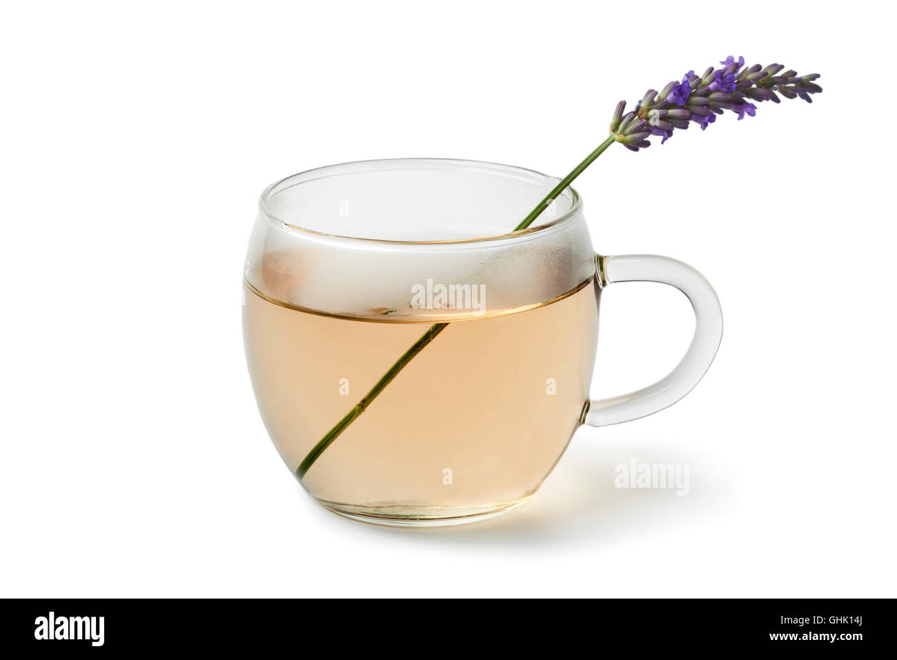Glasschale mit Lavendel Tee auf weißem Hintergrund Stockfoto