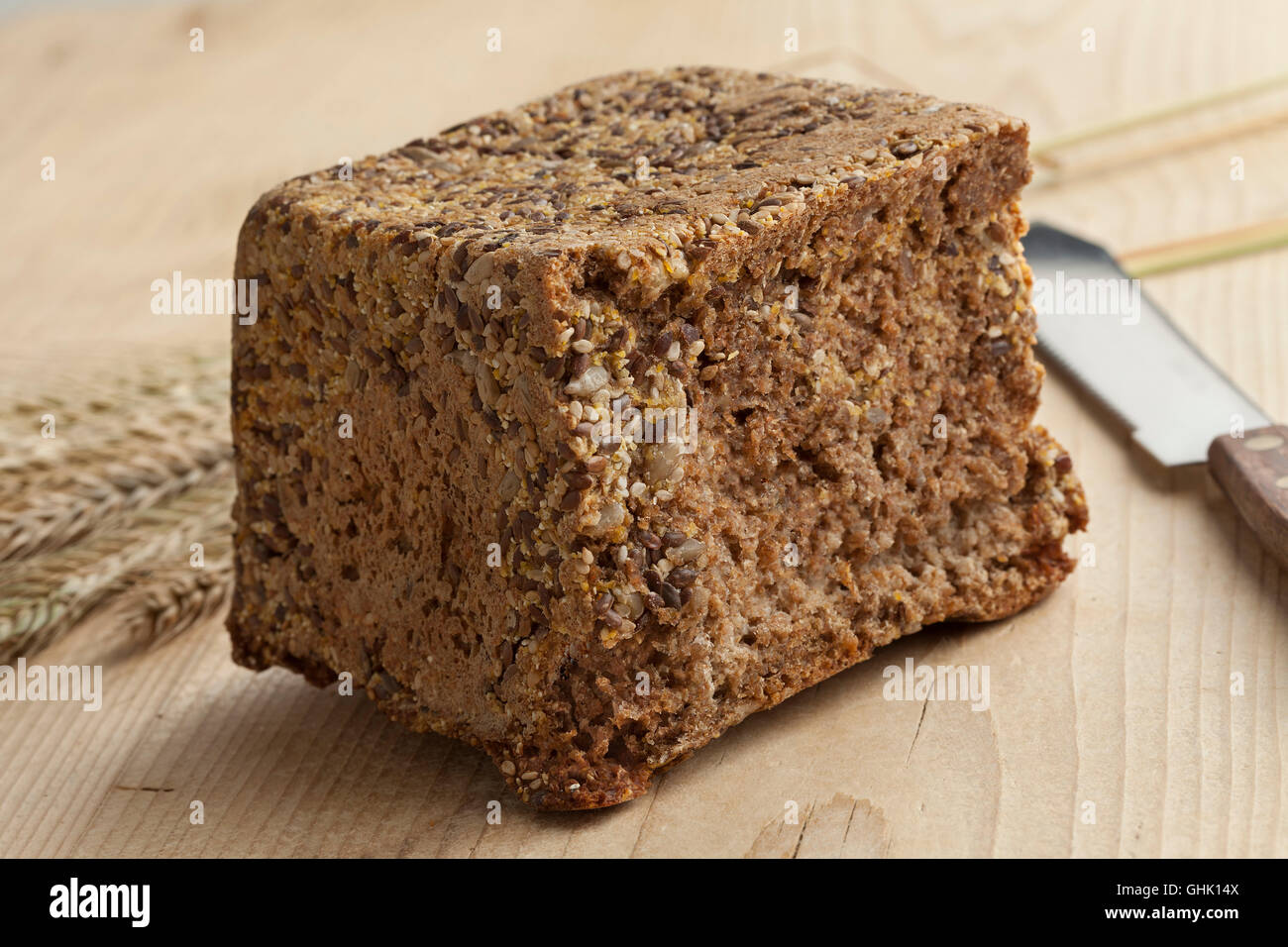 Stück hausgemachte frisch gebackenes Roggenbrot Stockfoto