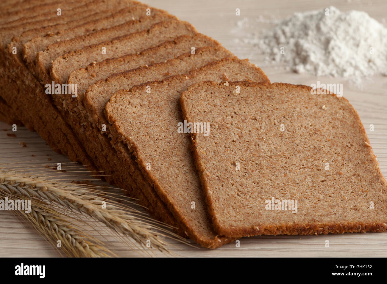 Dünne Scheiben von Brabants Roggen Brot, Mehl und Roggen Ohren Stockfoto