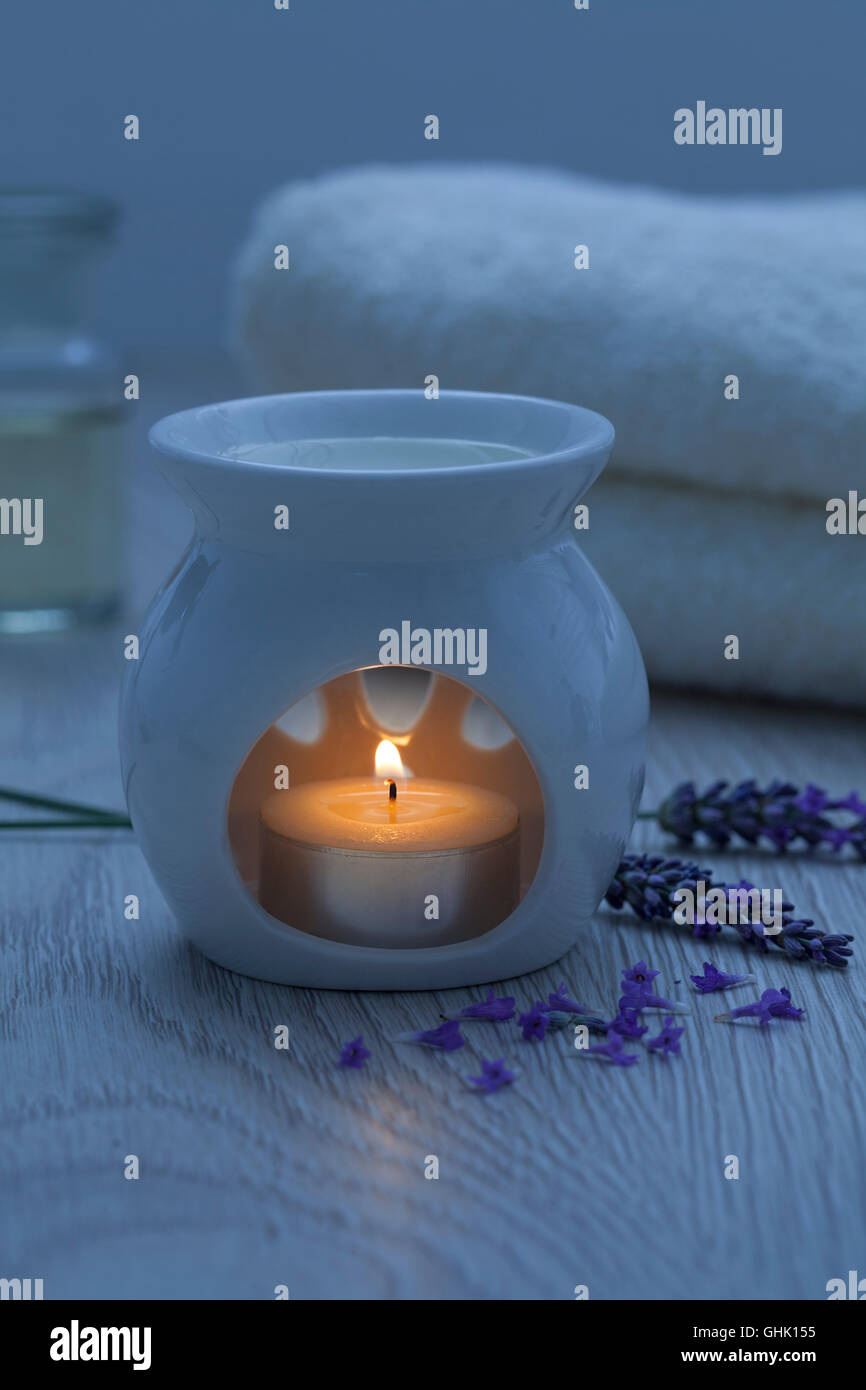 Kerze für Aromatherapie mit Lavendel-Öl Stockfoto