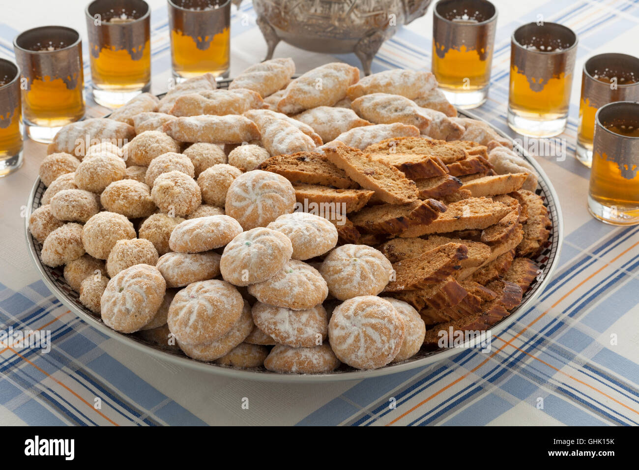 Traditionelle Sorte der marokkanischen festliche hausgemachte Kekse und Tee Stockfoto