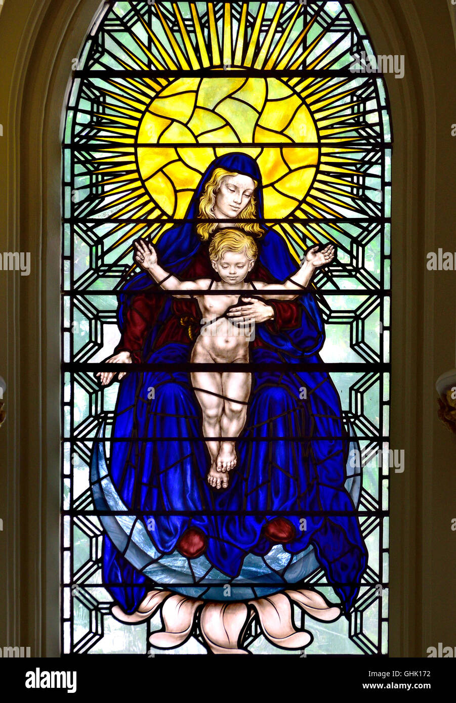 London England, UK. Kirche des Hl. Bartholomäus weniger. Glasmalerei-Fenster: Madonna mit Kind (1950: Hugh Easton...) Stockfoto