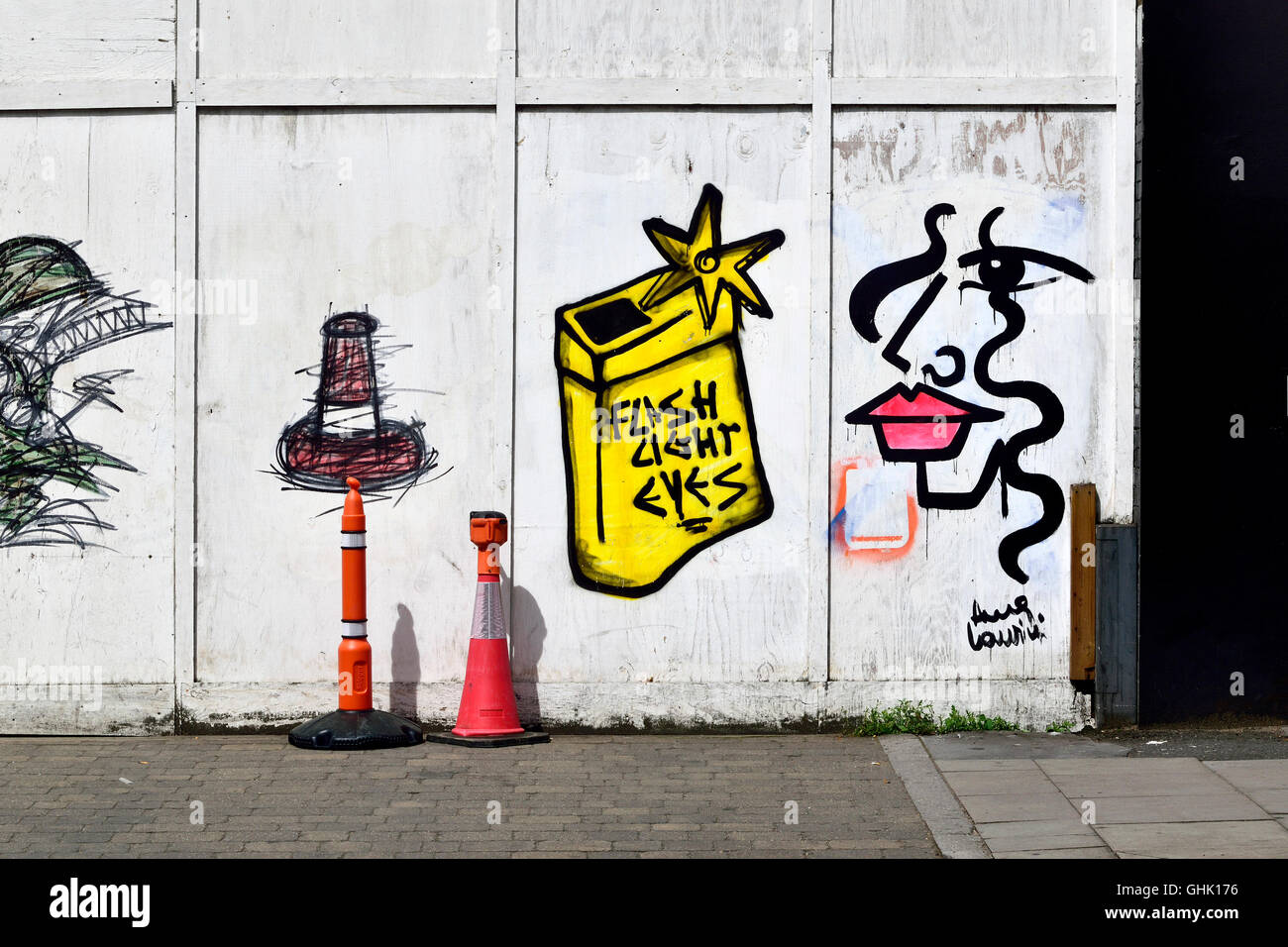 London England, UK. Street-Art Verzierung temporäre Wand um Bauarbeiten zu verbergen Stockfoto