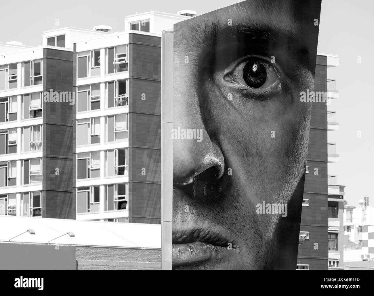 Halb Mensch-Gesicht auf einem großen Brett als eine Kunst im öffentlichen Raum in Wellington City (New Zealand) gemalt. Stockfoto