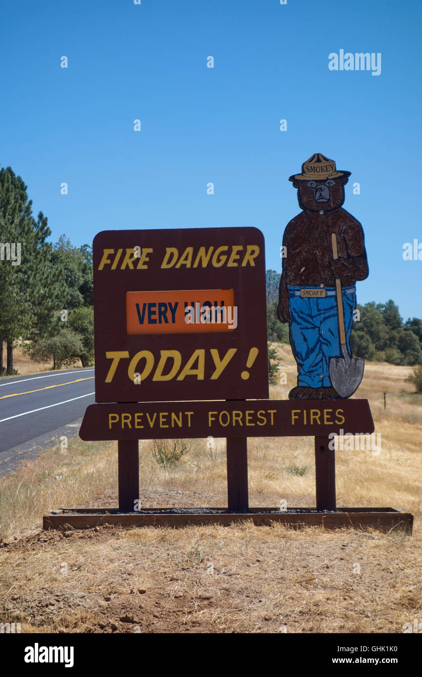 Sehr hohes Risiko von Feuer Warnzeichen auf der Straße mit Abbildung der Yogi Bär. In der Nähe von Yosemite-Nationalpark.  Kalifornien. USA Stockfoto