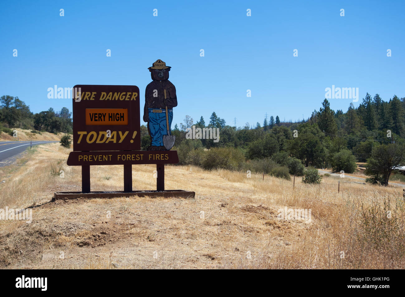 Sehr hohes Risiko von Feuer Warnzeichen auf der Straße mit Abbildung der Yogi Bär. In der Nähe von Yosemite-Nationalpark.  Kalifornien. USA Stockfoto