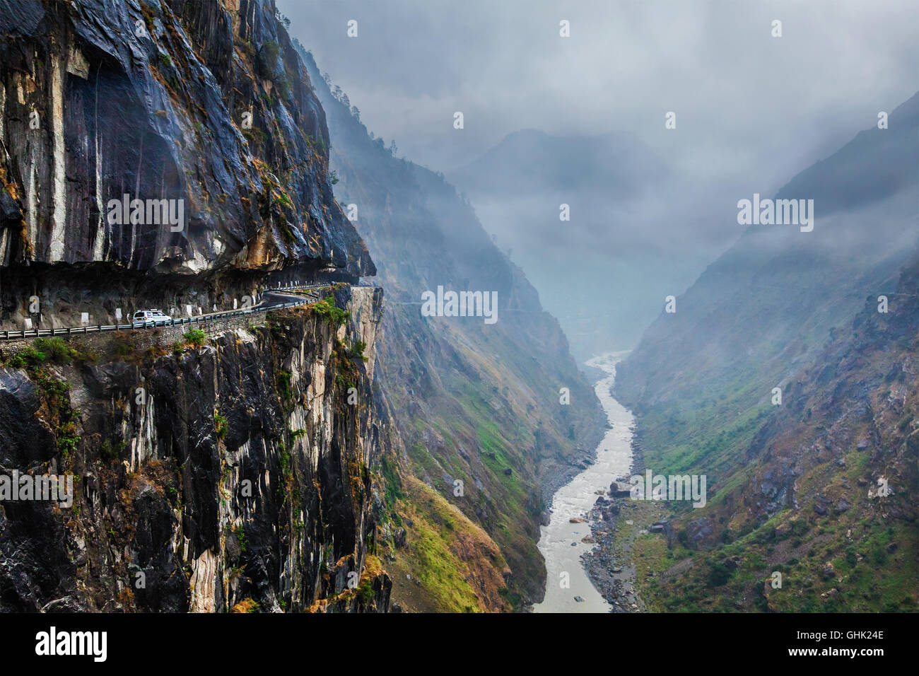 Auto unterwegs im Himalaya Stockfoto