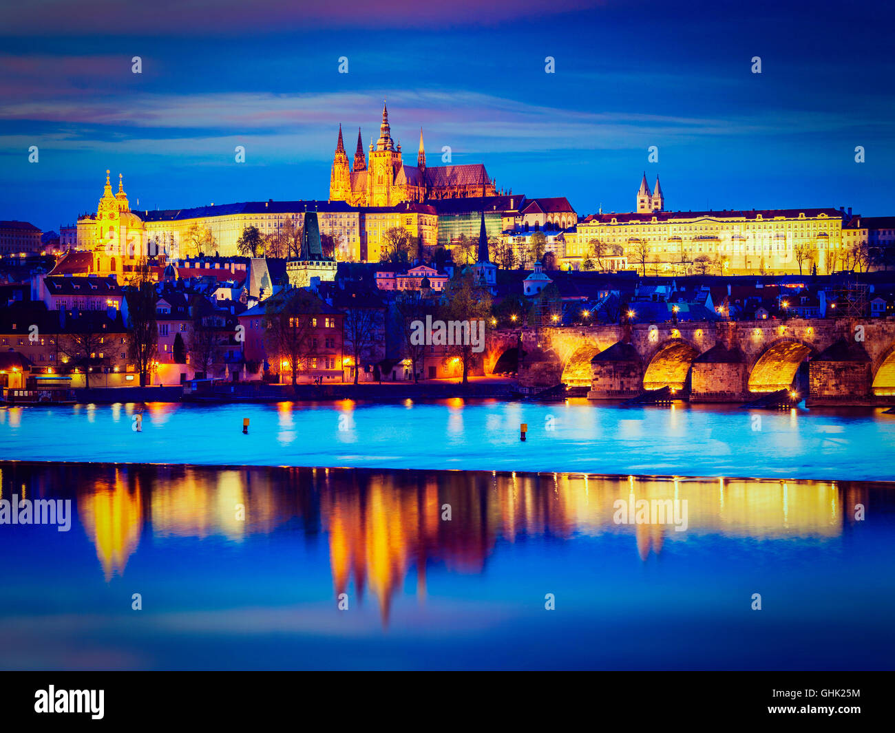 Blick auf die Karlsbrücke und die Prager Burg in der Dämmerung Stockfoto