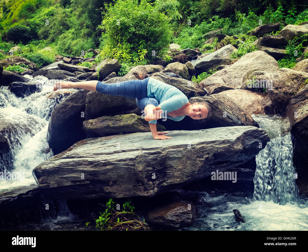 Sportlich Fit Mädchen tun Yoga Oudoors am tropischen Wasserfall Stockfoto