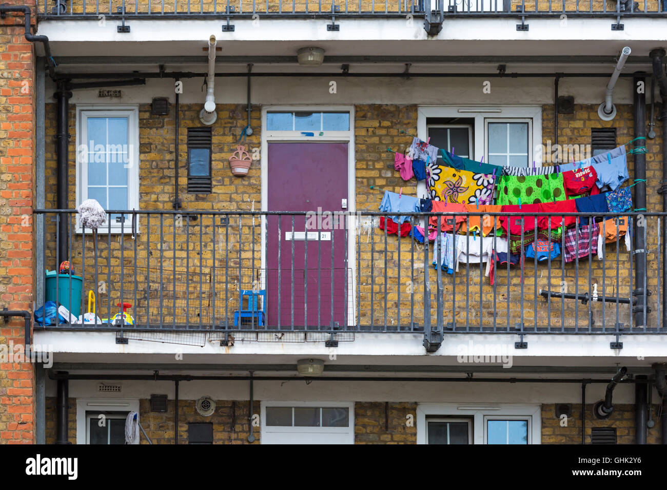 Bunte Wäsche, die im Juli in der Wohnung in Bethnal Green Area, London, Großbritannien, hängt Stockfoto