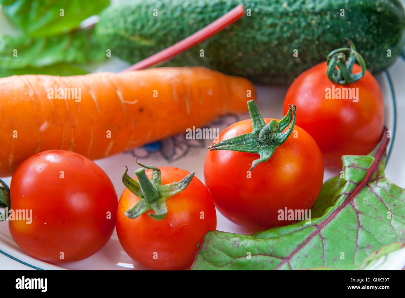 Reife Tomaten, Karotte, Gurke Stockfoto