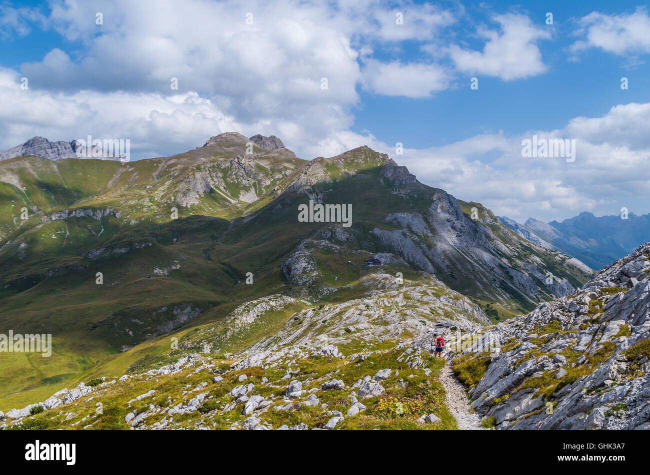 Weibchen Wandern in die Berge der Lechtaler Alpen, Österreich Stockfoto