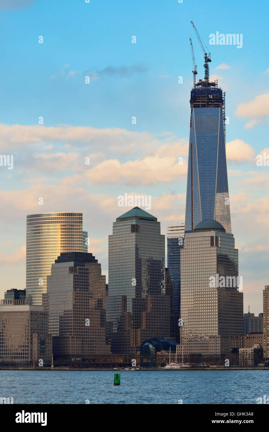 NEW YORK CITY - 20. März: One World Trade Center (Freedom Tower) bei Sonnenuntergang am 20. März 2013 in New York City. Es ist das höchste Gebäude in New York City mit 1.776 Fuß Höhe seit 2012. Stockfoto