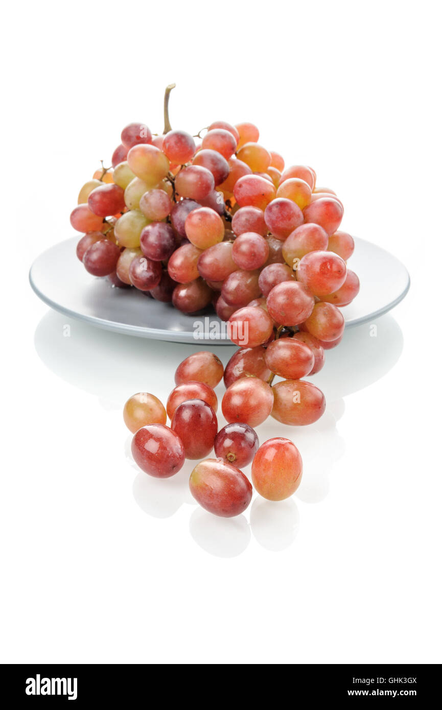 isolierte frischen roten Trauben Haufen auf weißem Hintergrund Stockfoto