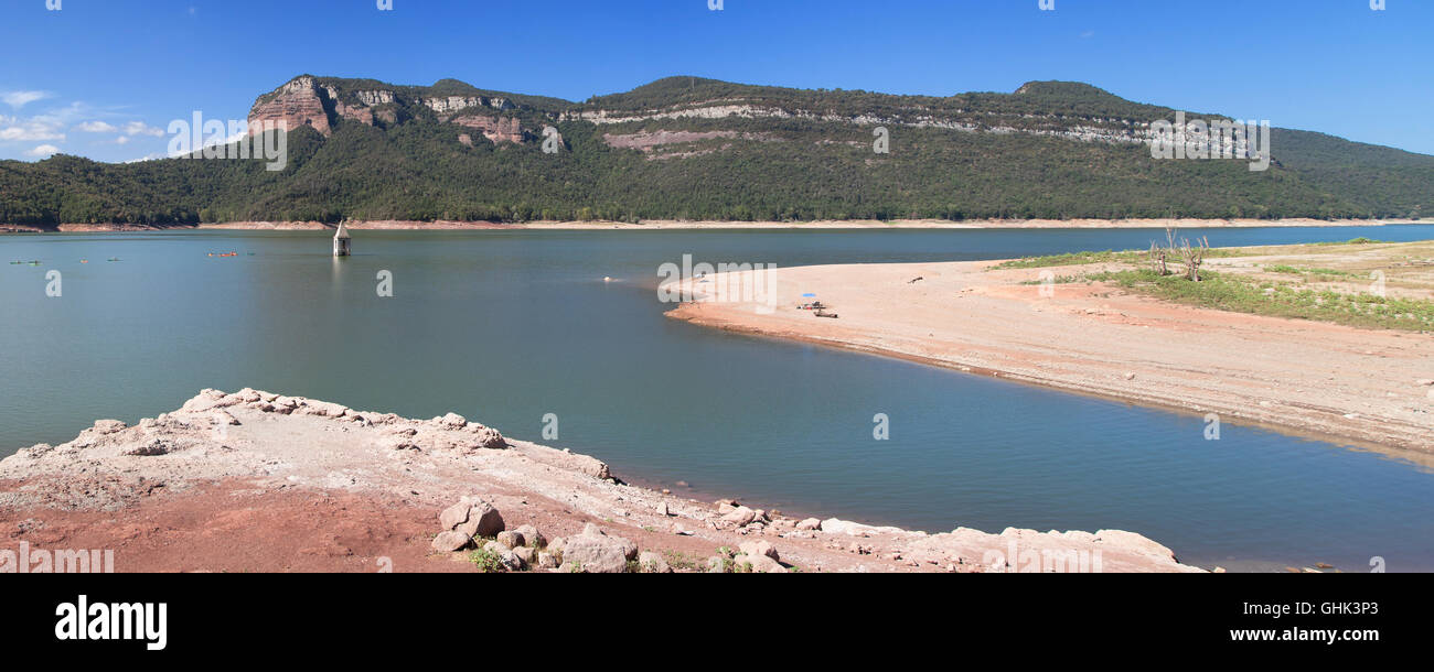 Panorama des Stausees in Osona, Provinz Barcelona, Catalonia Sau. Stockfoto