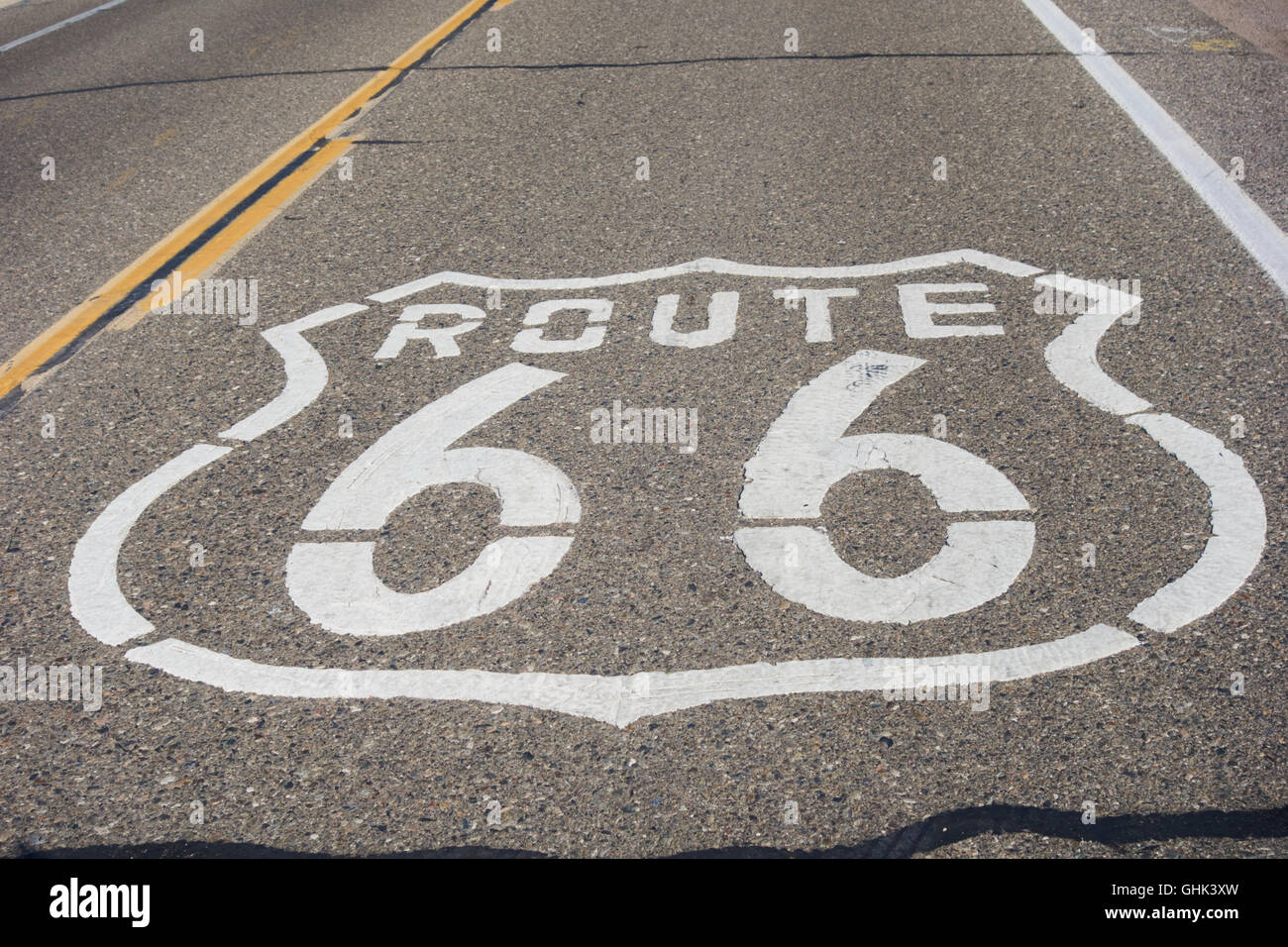 Route 66 Schild gemalt auf der Autobahn. USA Stockfoto