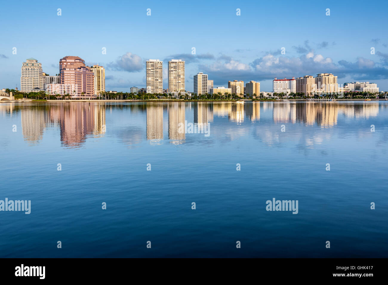 West Palm Beach Skyline von Palm Beach Lake Trail bei Sonnenaufgang entlang Intracoastal Wasser-Strasse in Palm Beach County, Florida. Stockfoto