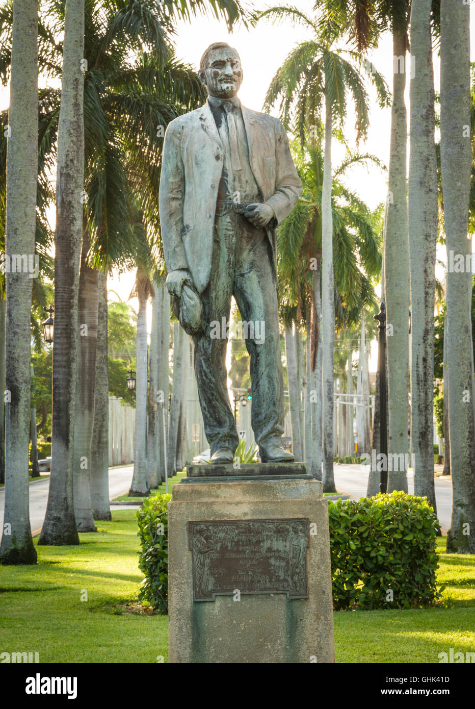 Eine Statue von Palm Beach Gründer und erster Bürgermeister, Elisha "Cap" Newton Dimick, begrüßt Besucher nach Palm Beach Royal Palm unterwegs. Stockfoto