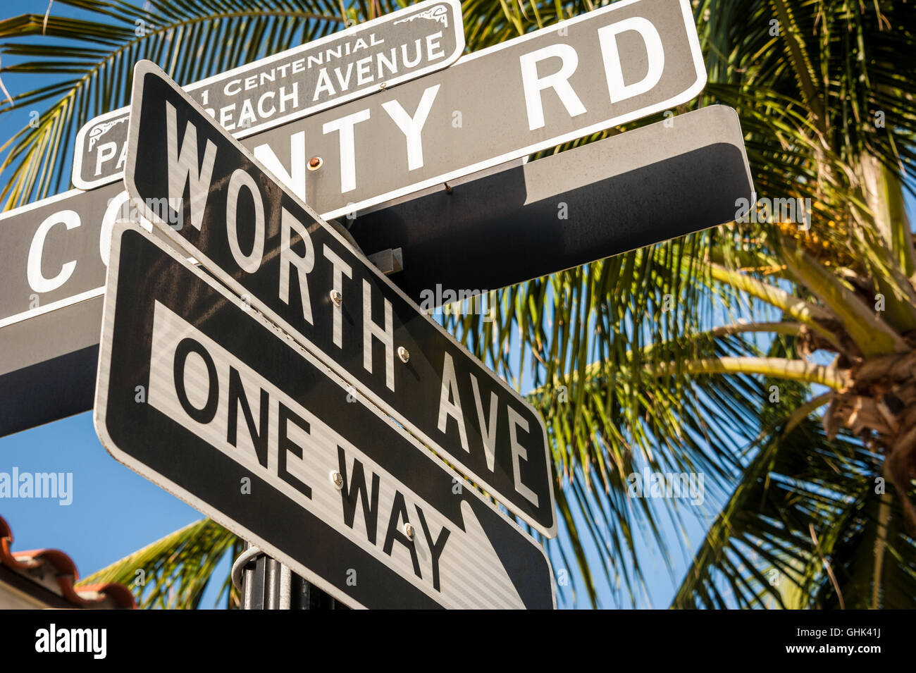 Straßenschild für Worth Avenue, dem weltweit berühmten Wahrzeichen für Luxus-Einkaufsmöglichkeiten und Restaurants in Palm Beach, Florida. (USA) Stockfoto