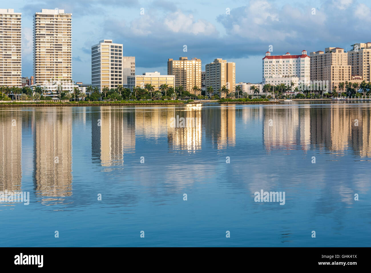 West Palm Beach Skyline der Stadt bei Sonnenaufgang entlang Intracoastal Wasser-Strasse in Palm Beach County, Florida. Stockfoto