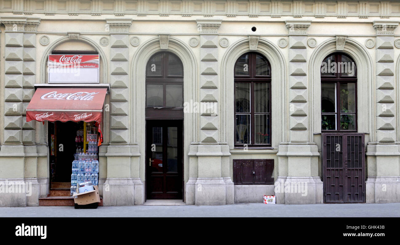 Coca Cola-Shop in dem großen historischen Gebäude Stockfoto