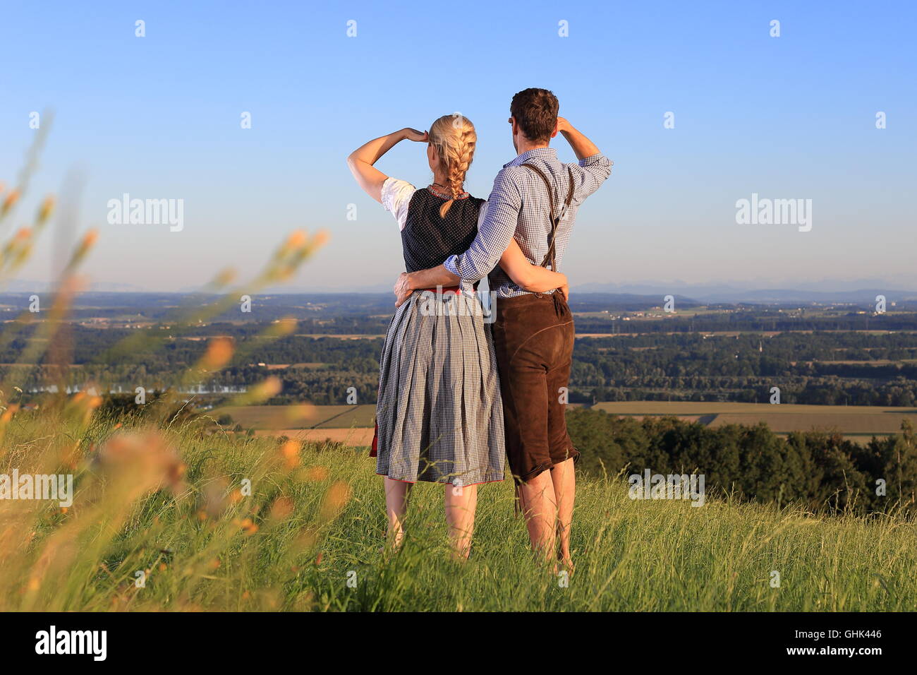 Ein deutsches Paar in bayrischer Tracht auf der Suche in der Natur Stockfoto
