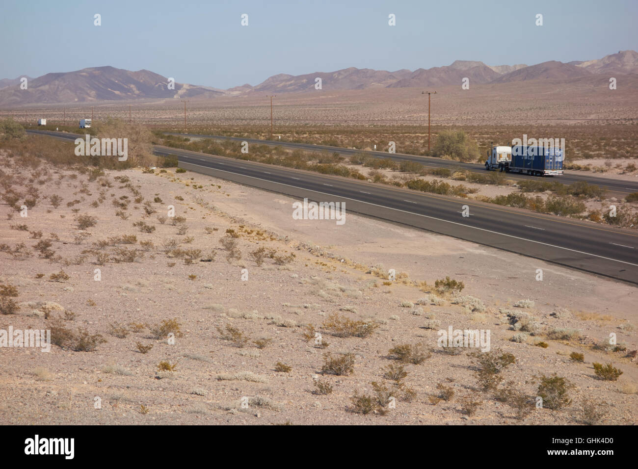 Interstate 40 direkten Route 66 wie es geht durch die Wüste Majave. USA Stockfoto