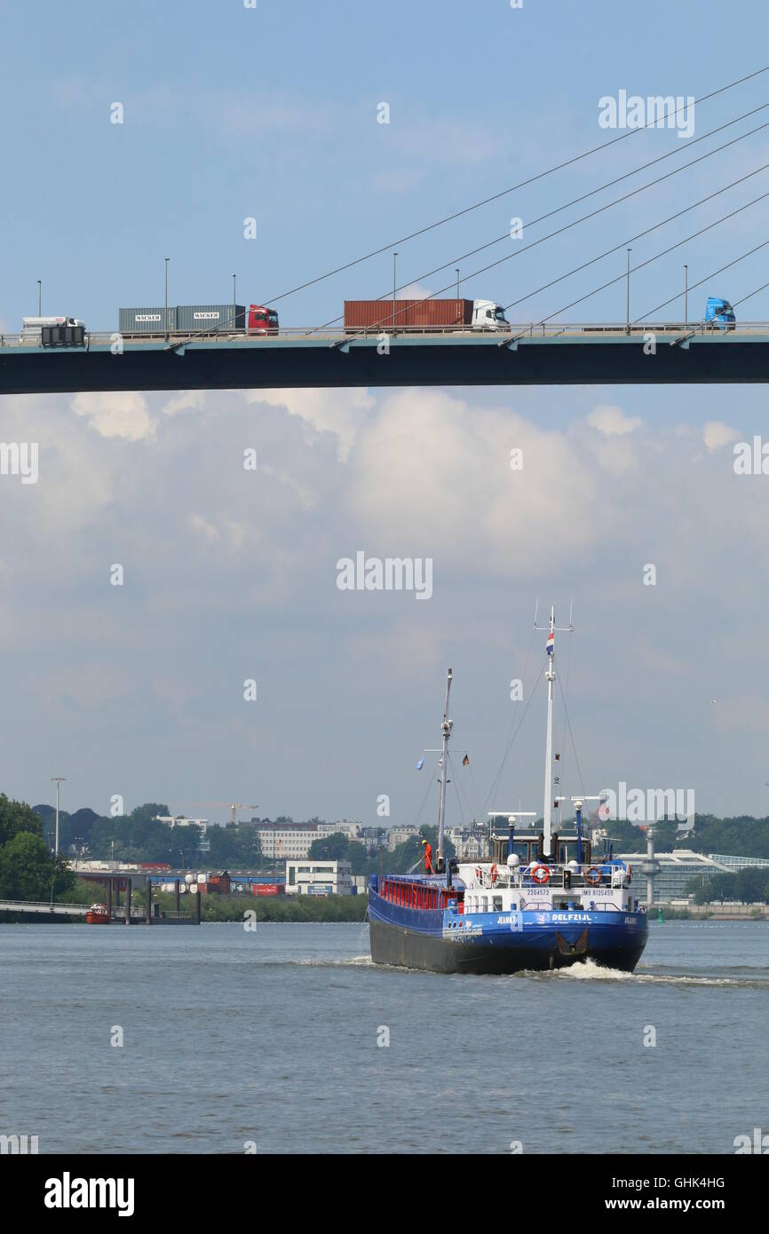 Verkehr auf und unter der Köhlbrandbrücke (Deutsch: Wer) eine Schrägseilbrücke in Hamburg, Deutschland Stockfoto