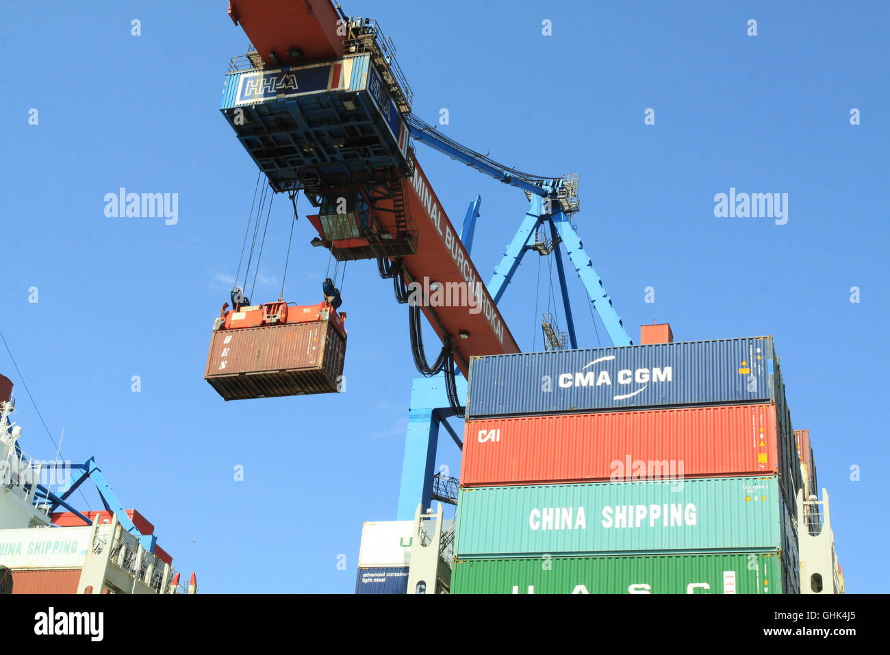 Kran beladen von Containern, Hamburg, Deutschland Stockfoto