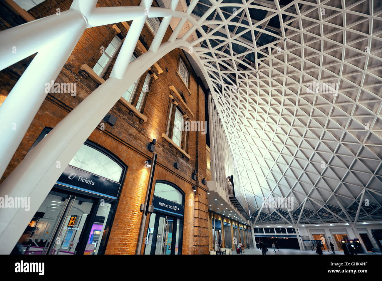 LONDON, UK - 27. September: Kings Cross Bahnhof Station innen am 27. September 2013 in London, Vereinigtes Königreich. Im Jahre 1852 ist, der südliche Terminus von der East Coast Main Line. Stockfoto